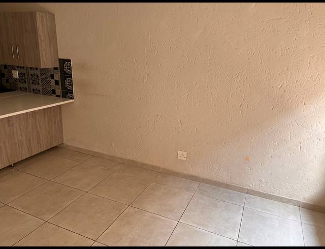 2 BEDROOM APARTMENT FOR SALE IN FLORIDA LAKE